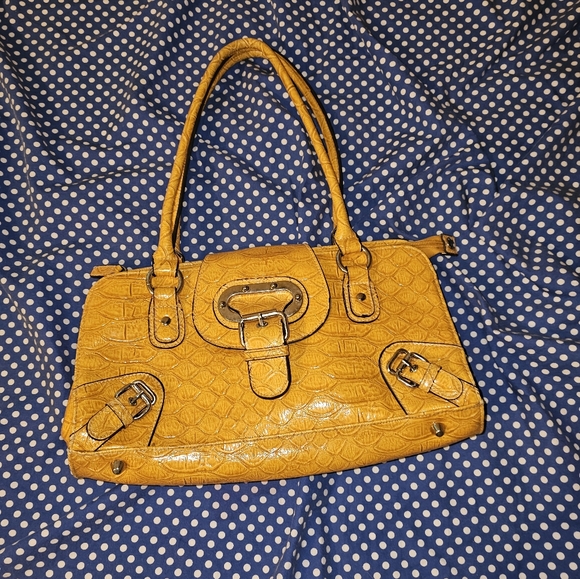 Size 11 in men's pumas like new worn only a few times 30$. Jewelry box like new. - Picture 6 of 15